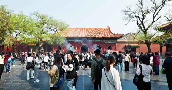 北京雍和宫雍和门烧香祈福