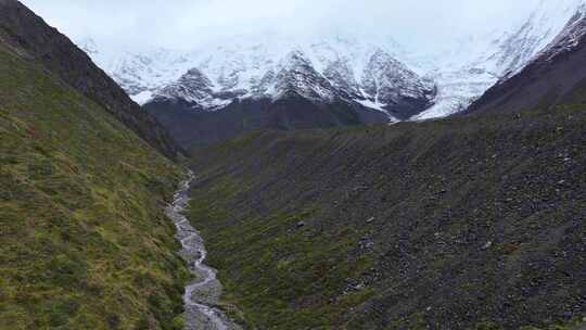 航拍四川贡嘎山区雪山河流生态风光