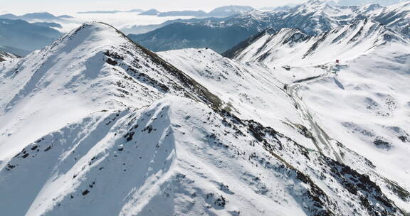 夹金山冬季航拍白雪覆盖山脊