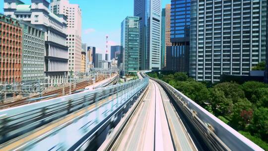 高速倒退的铁轨和现代城市建筑视频素材模板下载