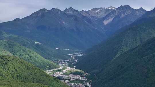 航拍318风景线西藏建筑群寺庙高海拔穿云海