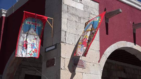墨西哥圣朱利安墙上挂着圣诞横幅视频素材模板下载