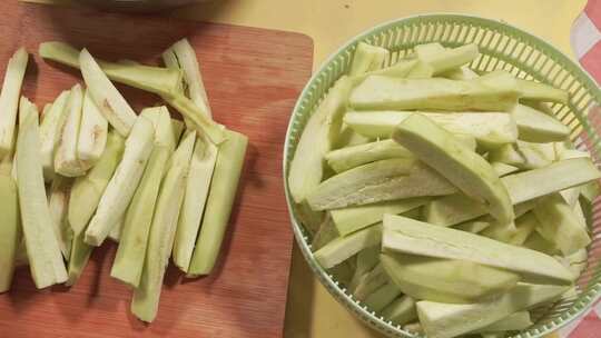 鱼香茄子切茄子条切菜