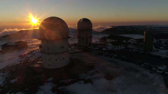 航拍日落时山上的天文台