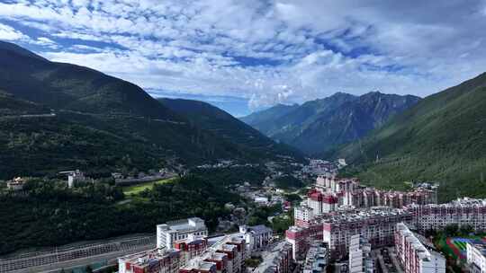 航拍318风景线西藏建筑群寺庙高海拔穿云海