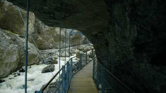 峡谷内流动河流旁边的人行道