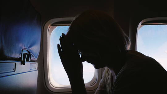 飞行中女人焦虑不安