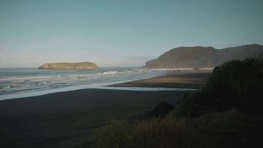 海浪拍打着森林和岛屿的海滩