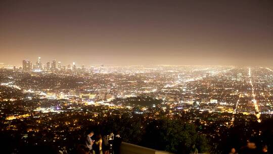 夜里俯瞰一座城市的观景台