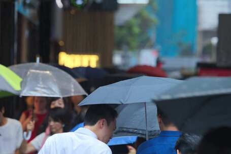 街道上人来人往的雨伞