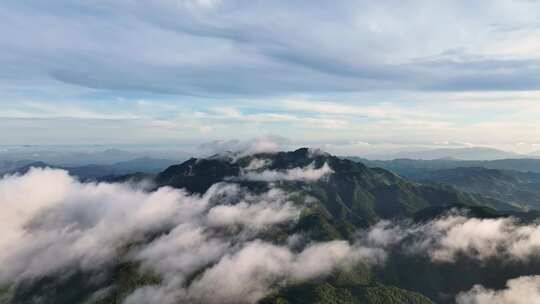 穿越云层山峰高群山海村庄人间仙境唯美天空