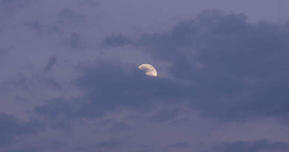 云层覆盖的天空中的月亮