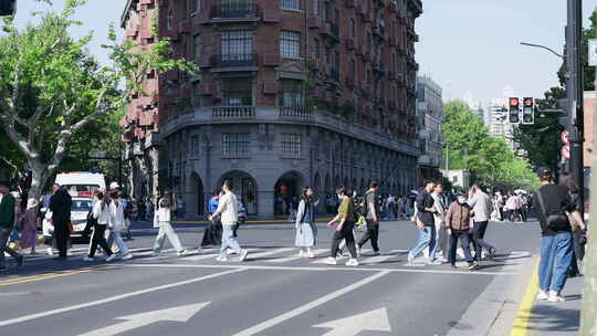 上海武康路斑马线行人过马路