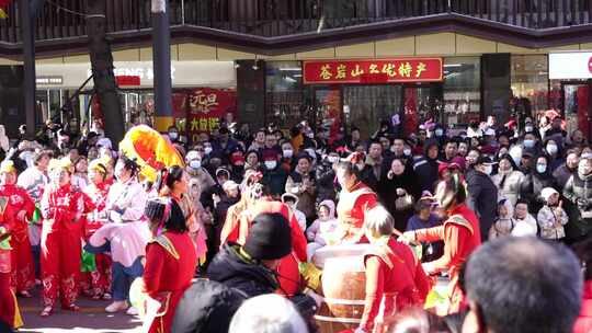 街头民俗表演迎新年