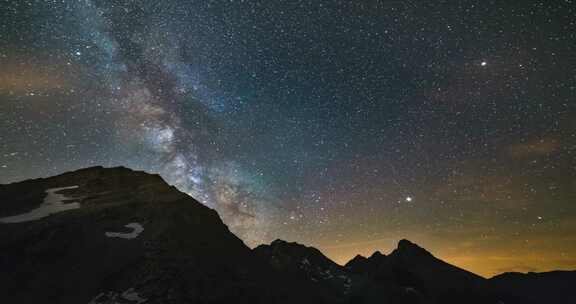 阿尔卑斯山的夜空，时间流逝银河系的恒星在山脉上旋转