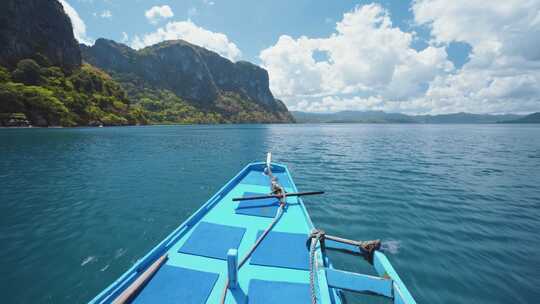 菲律宾巴拉望热带岛屿厄尔尼多，船只悬停在水面上。陡峭的山脉高清在线视频素材下载