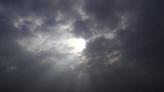 阳光穿过乌云穿透云朵云层光束丁达尔光延时视频素材模板下载