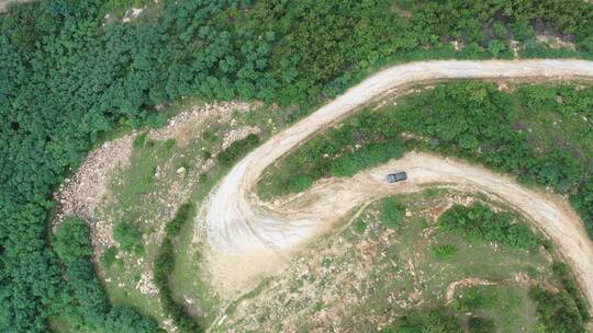 航拍越野车行驶在山路上