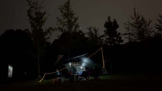 夜晚草坪露营野炊