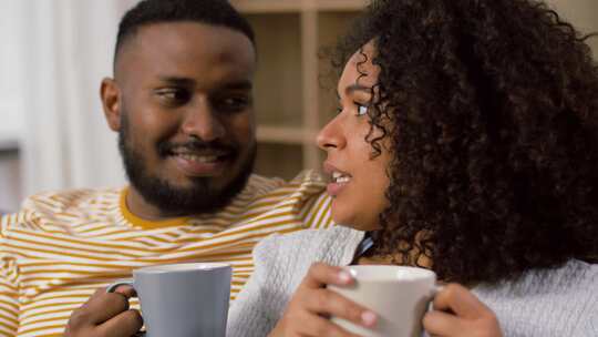 ？非裔美国夫妇在家喝咖啡视频素材模板下载