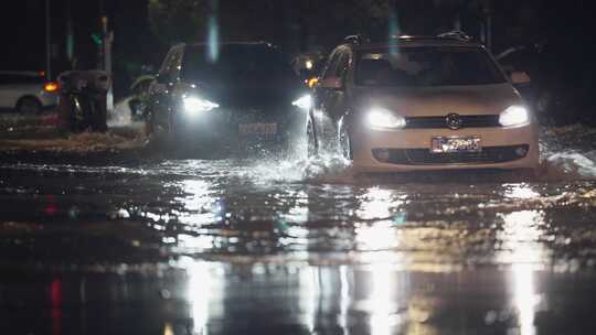 城市道路积水中行驶的汽车