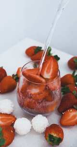 草莓 饮品 倒入杯子的过程