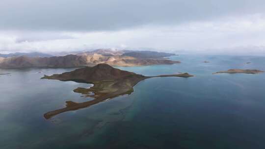 航拍西藏阿里地区阴雨天的班公湖