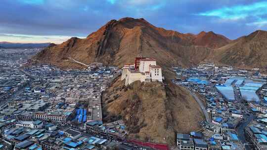 西藏日喀则宗山遗址古堡蓝调日出高空航拍