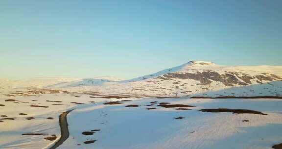 航拍雪山的山峰景色