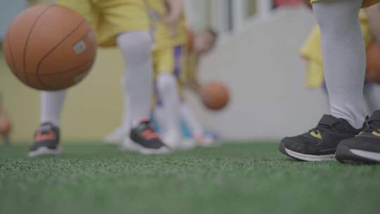 青少年在操场进行篮球活动