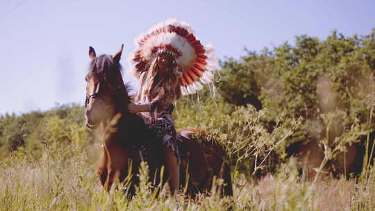 草甸马背上戴着土著头饰的女孩