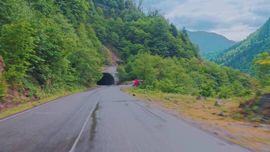 汽车在公路行驶经过隧道