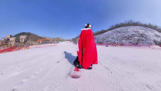 滑雪的红衣女子滑雪小伙脚部特写