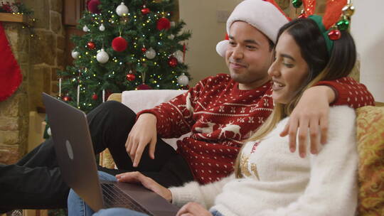在圣诞节里和家里人视频通话视频素材模板下载