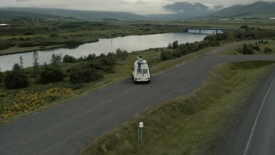 无人机拍摄湖边的道路景观
