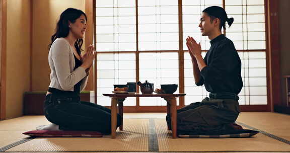 情侣，鞠躬打招呼，吃食物，日本人尊重约会