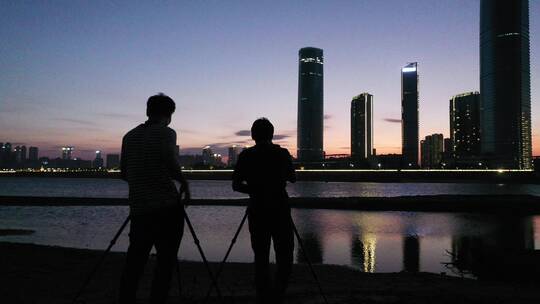 摄影师们拍摄城市风光夜景