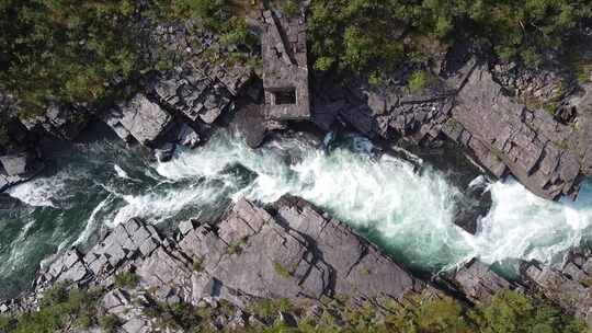 石头岩壁波涛汹涌的河流