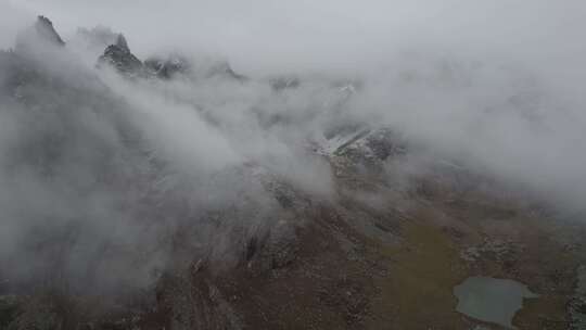 四川阿坝州莲宝叶则石头山晨雾高空航拍