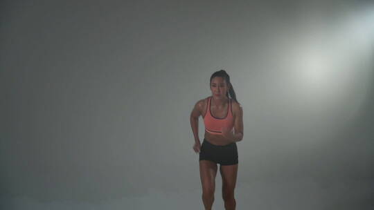 跑步的女田径运动员视频素材模板下载