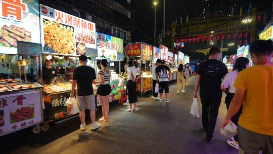 广西南宁中山路美食街夜市烧烤摊夜生活街景