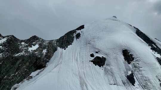 航拍四川甘孜贡嘎山卫峰乌库楚雪山风光