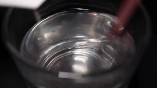 苹果汁粉融化搅拌玻璃杯视频素材模板下载