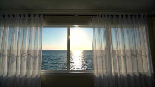 透过窗户看海面阳光