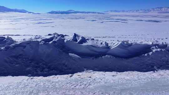 航拍新疆冬季赛里木湖冰封湖面雪山冰湖积雪