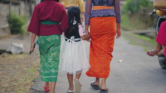 家人漫步巴厘岛