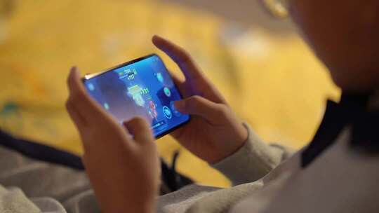 青少年近视 视力下降 玩手机