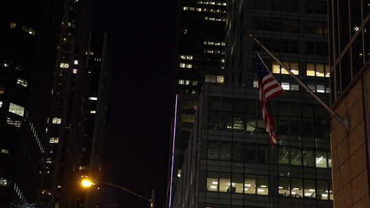 建筑物侧面的美国国旗