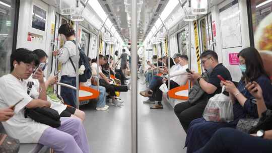 地铁车厢内的乘客使用手机