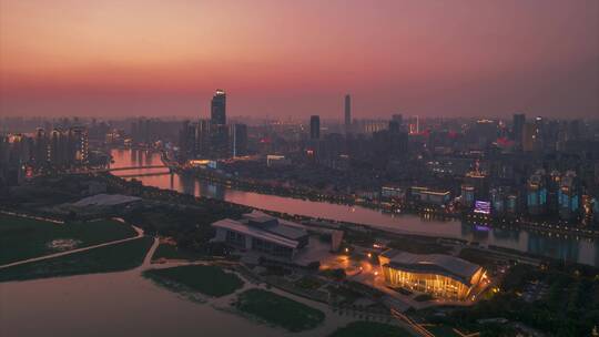 武汉夏日城市天际线日落晚霞风光